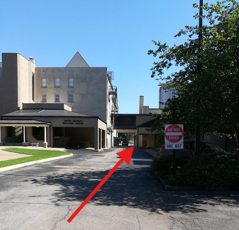 小巷的特写，主建筑位于左侧。一支箭头指向右侧的门廊。