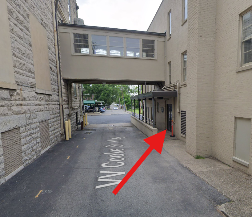 巷道的特写，正位于其通向圣凯瑟琳街的出口处。一支箭头指向右侧最深处的那扇门。