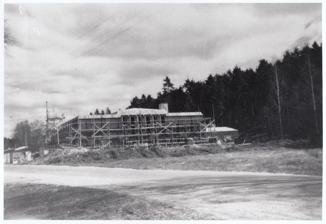 Ett svartvitt foto av en Hagfors stadshus under uppförande