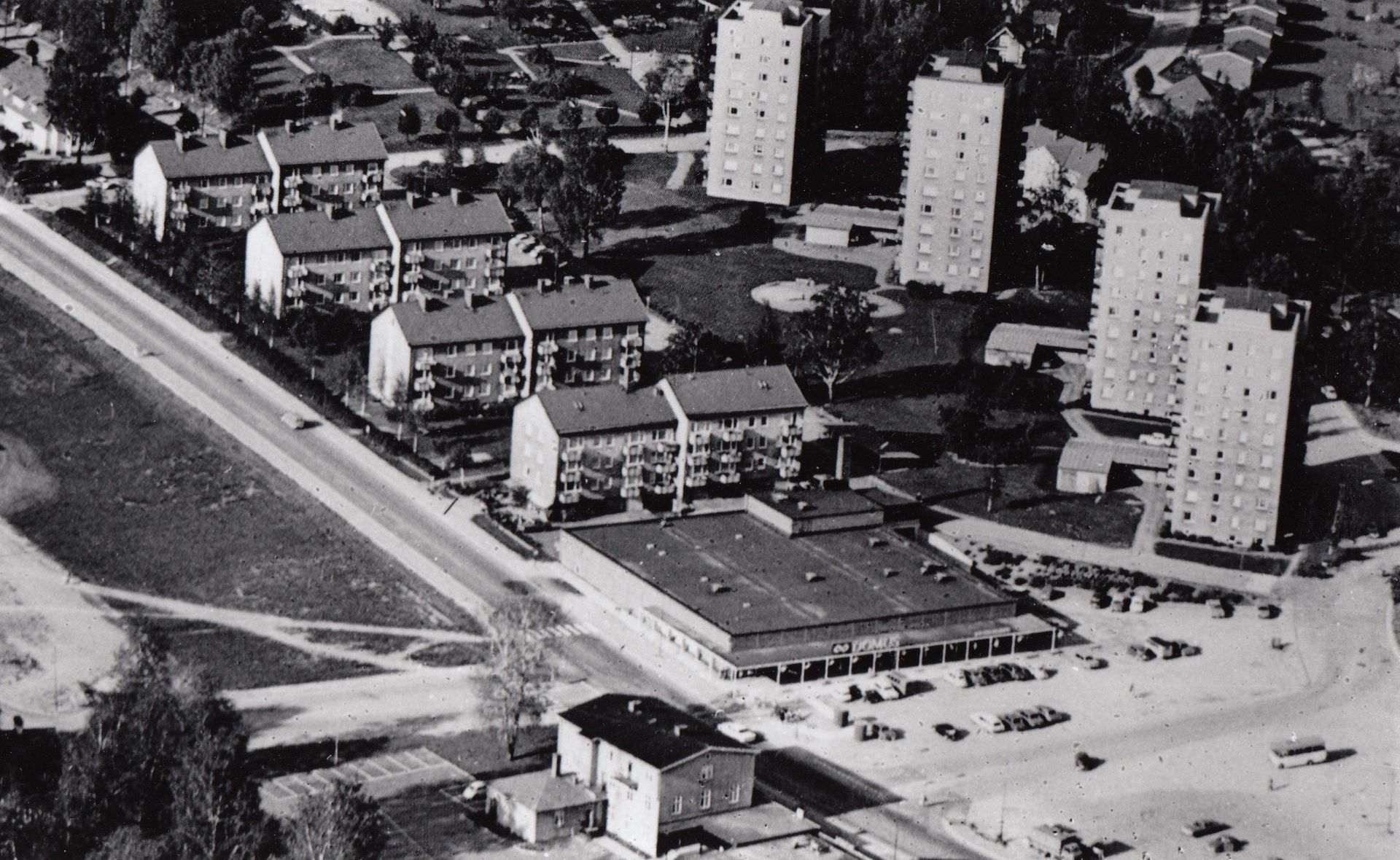 Ett svartvitt foto av ett bostadsområde med höga byggnader