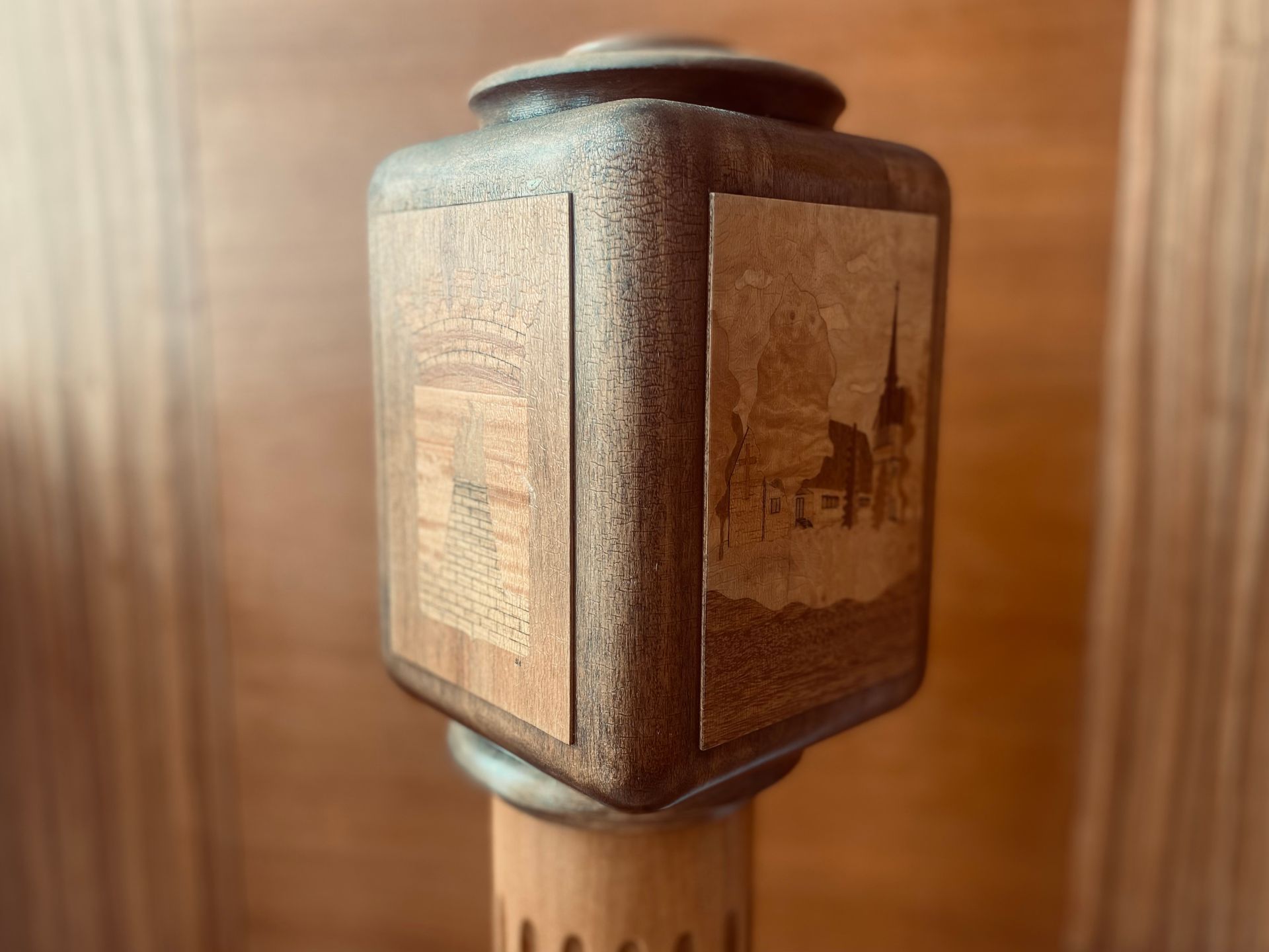 En närbild av en trävalurna