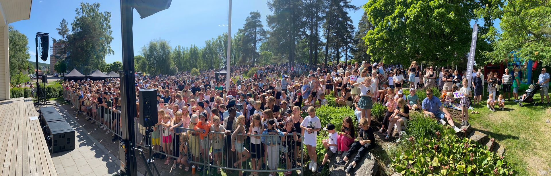 En stor skara människor är samlade i en park.