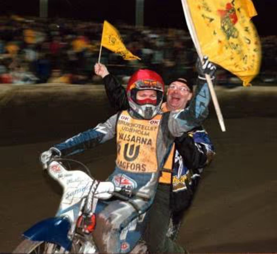 En man på en motorcykel med bokstaven u på sin tröja