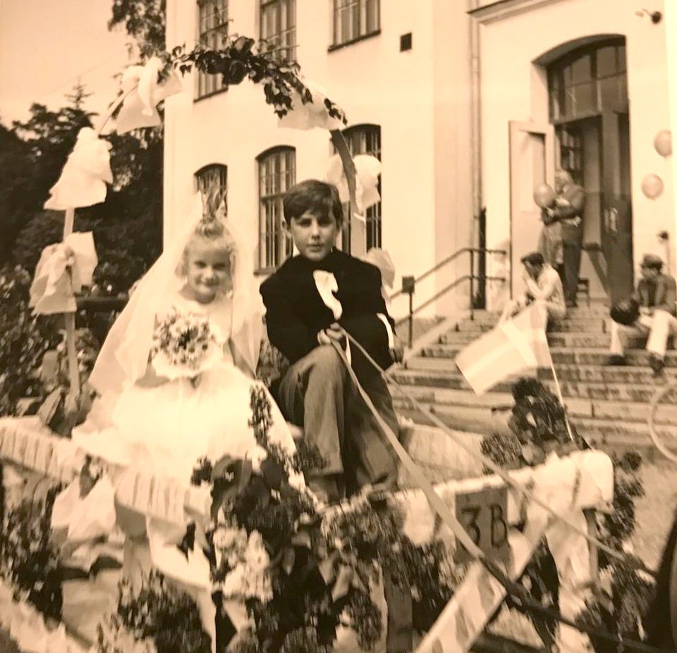 Ett svartvitt foto av ett brudpar bestående av två barn i en cortege