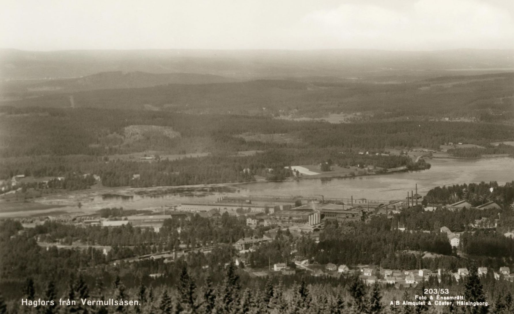 Ett svartvitt foto av Hagfors stad vid Uvån