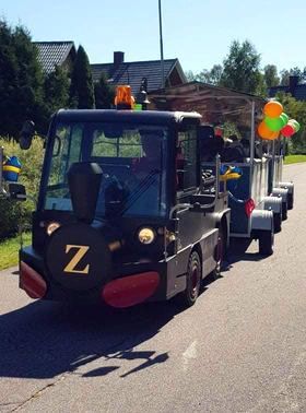 Ett svart turisttåg med bokstaven z på framsidan