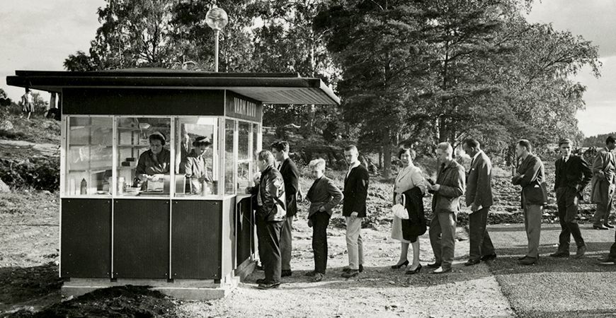 Bild på korvkiosk med kö ur Icas historiska arkiv hos Centrum för Näringslivshistoria.