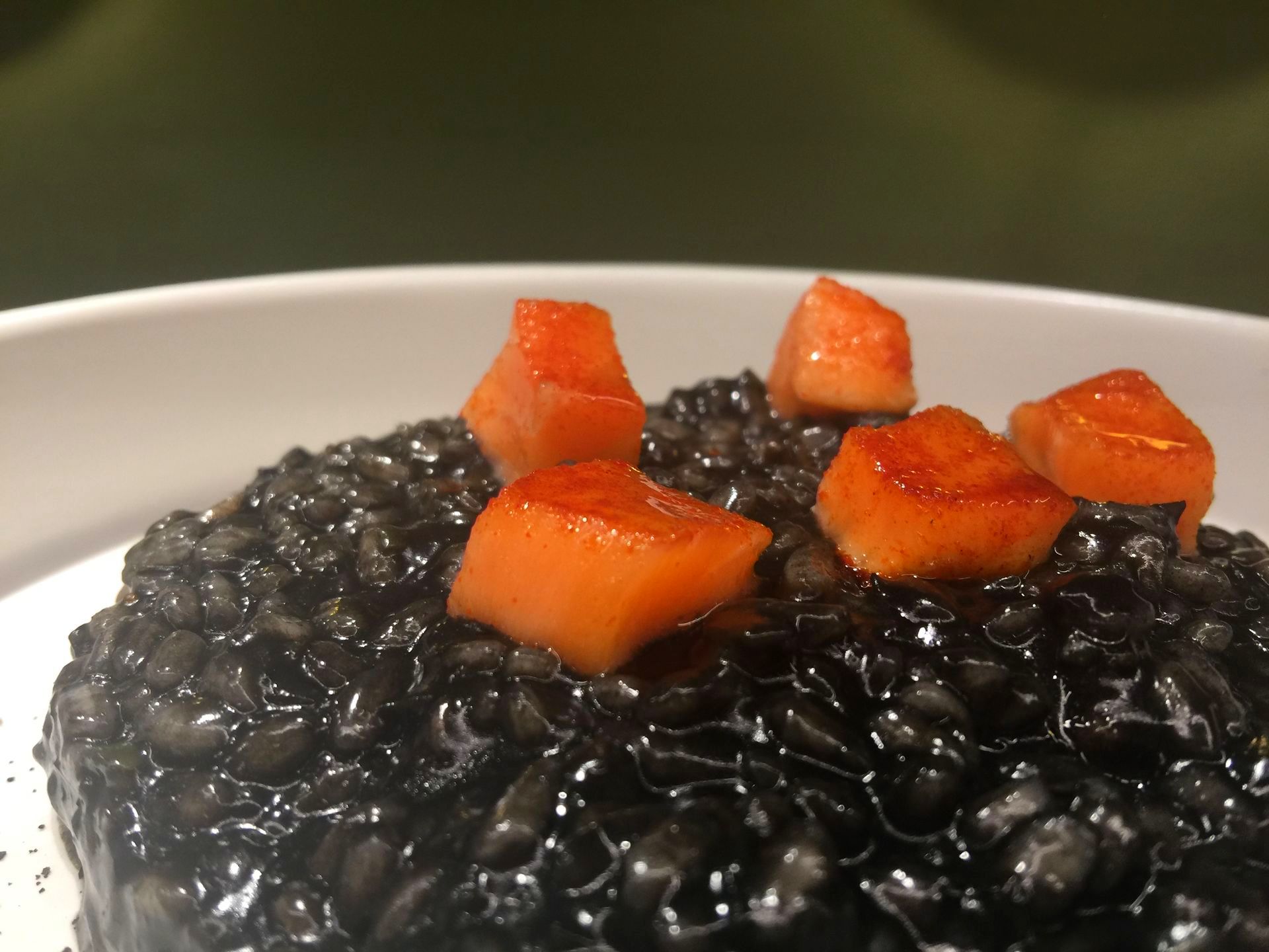 Michi ristorante Treviso©, Vialone nano di Grumolo delle Abbadesse con salmone selvaggio e nero di seppia