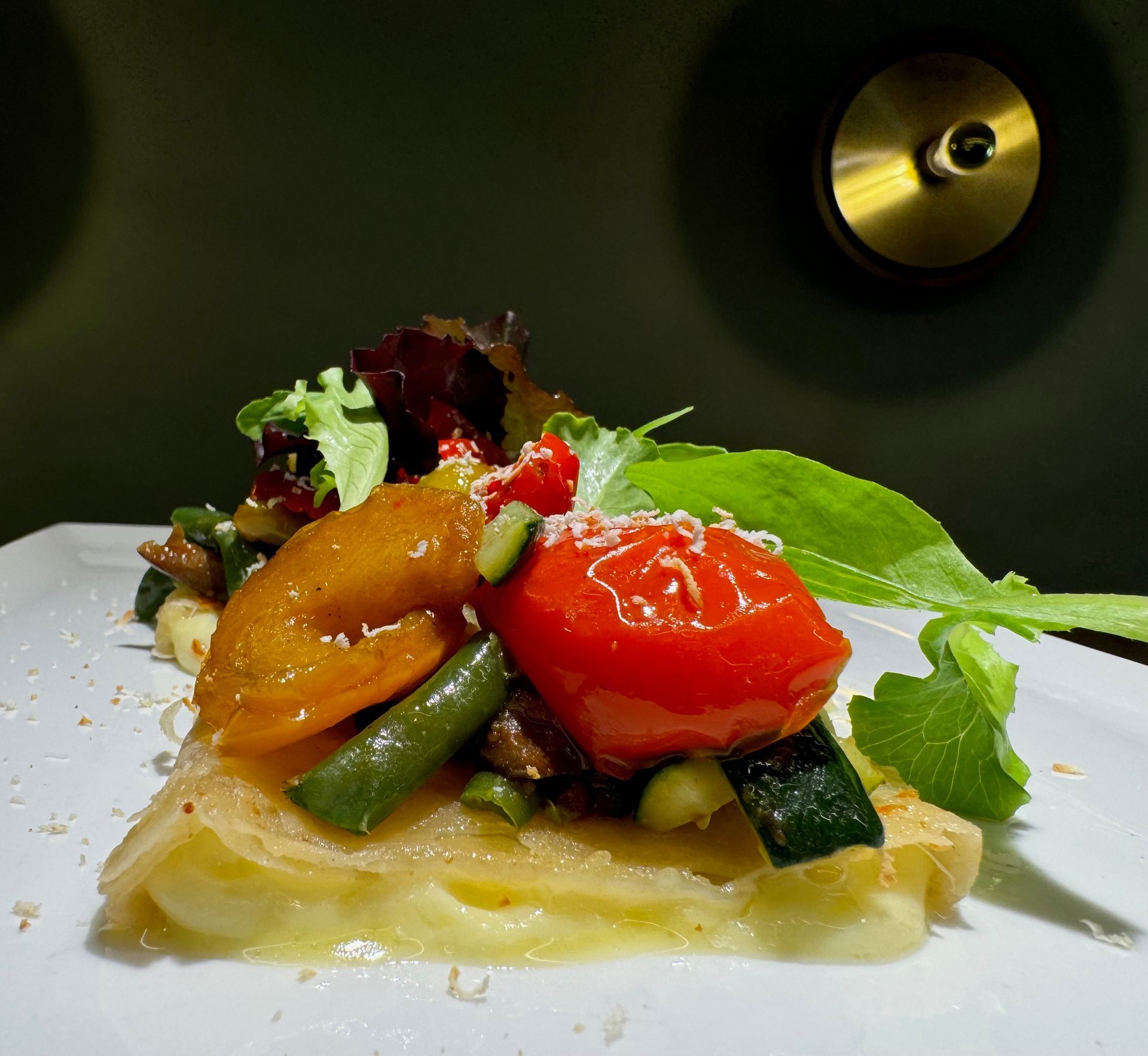 Michi ristorante Treviso©, pane sfogliato fatto in casa con verdure di stagione
Michi ristorante Treviso©, homemade puff bread with vegetables in season
