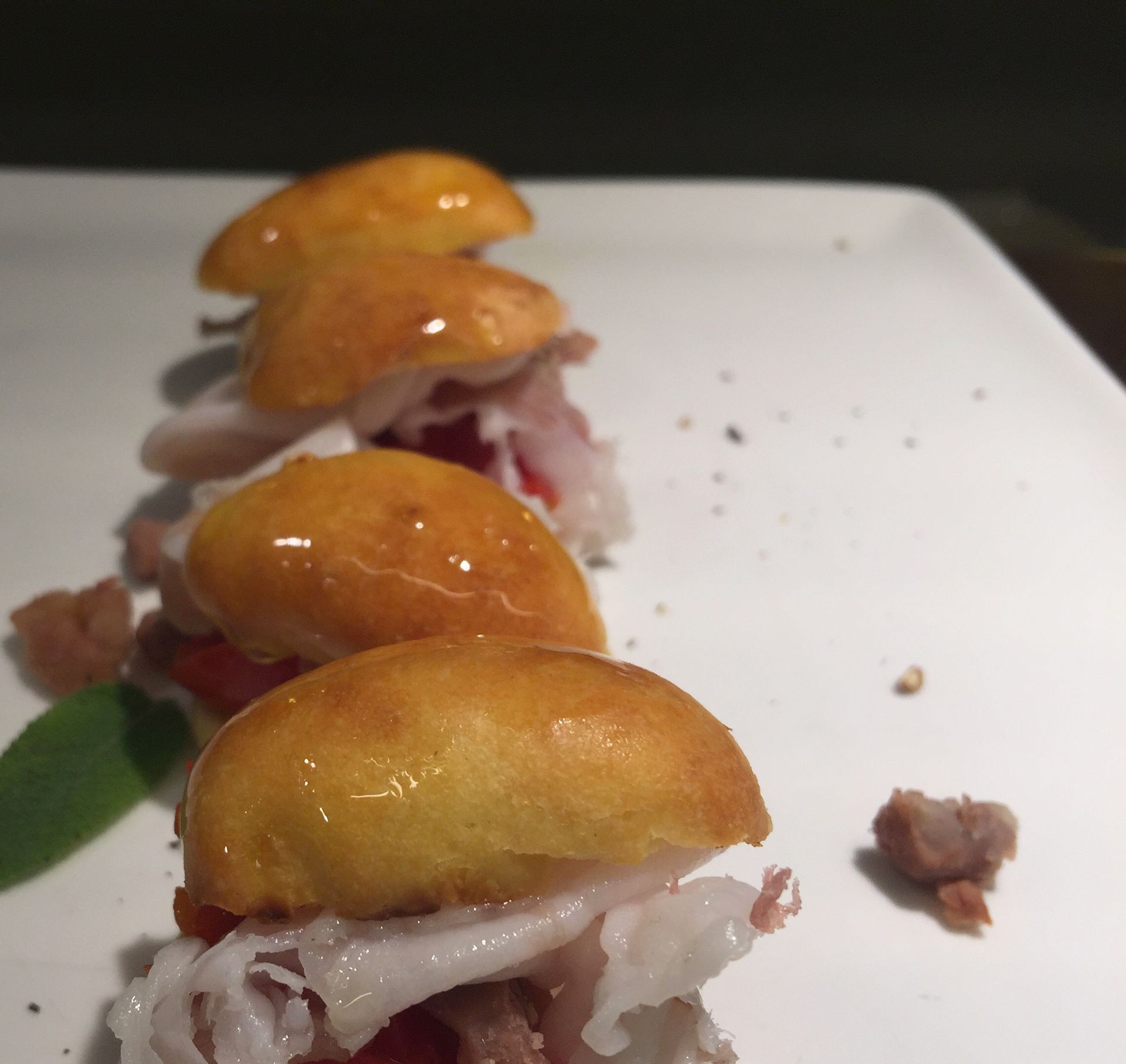 Michi ristorante©, bocconcini di pane alla ricotta con castagne e lardo di Colonnata
Michi restaurant©, homemade ricotta bread with chestnuts and lardo di Colonnata