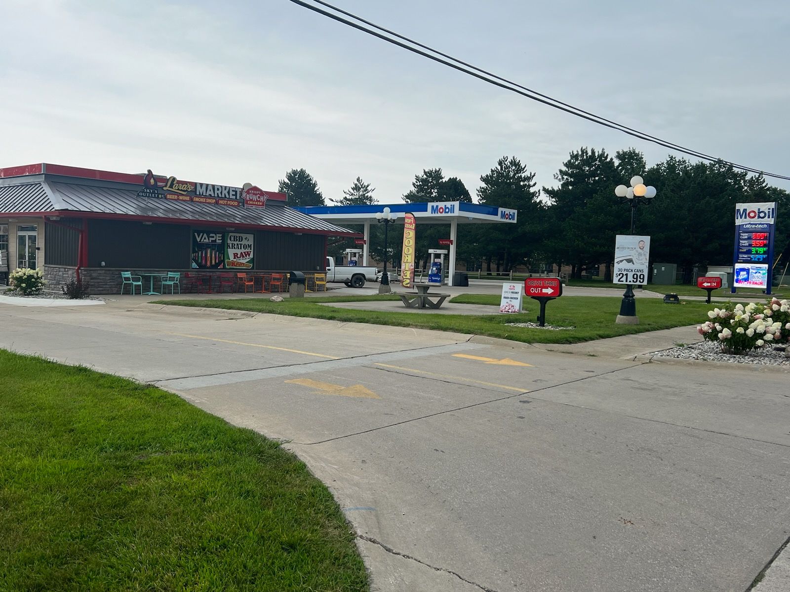 Lara's Market Convenience Store Exterior Photo.