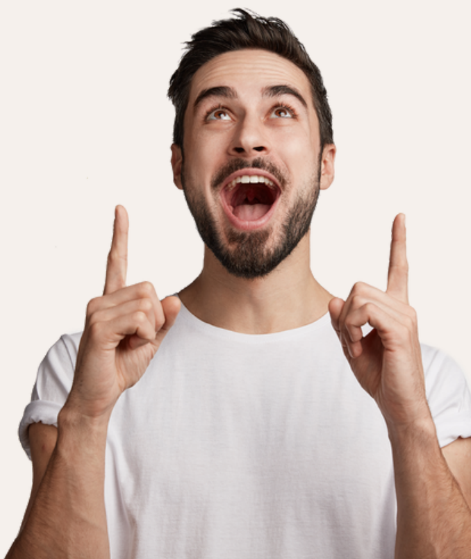 hombre manos hacia arriba