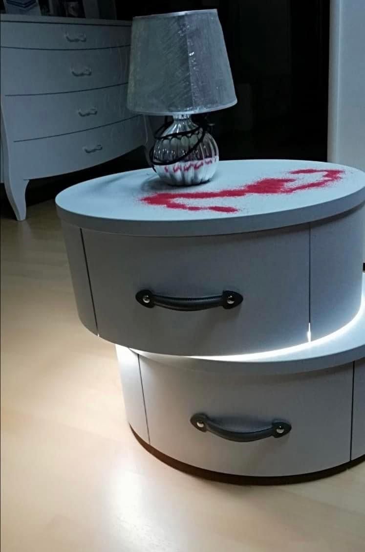 letto matrimoniale con struttura in tessuto rosso