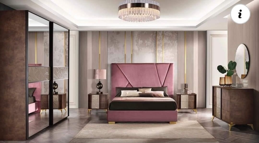 letto matrimoniale con la testata in tessuto chiaro