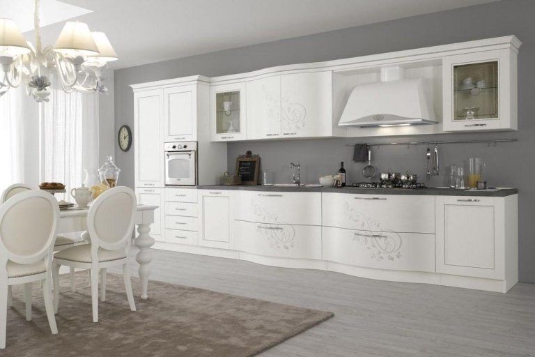 cucina con mobili e complementi arredo bianchi