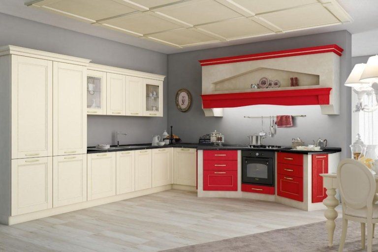cucina con mobili in legno chiaro e alcune componenti color rosse
