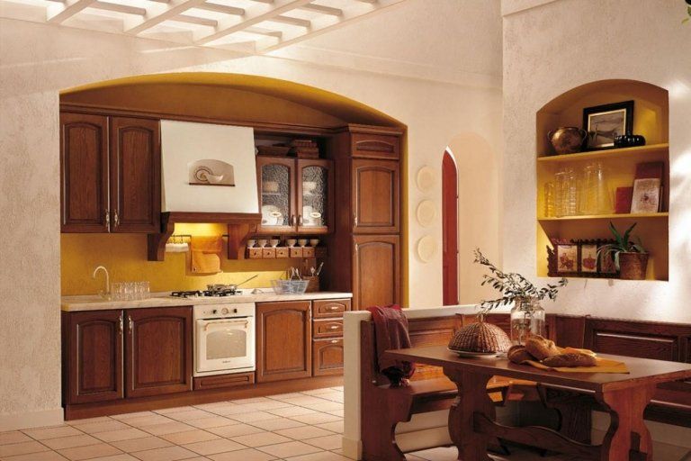 cucina con mobili di legno e pavimento in ceramica