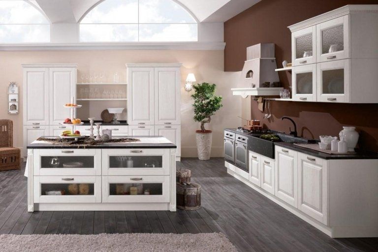 cucina con mobil idi legno e parquet