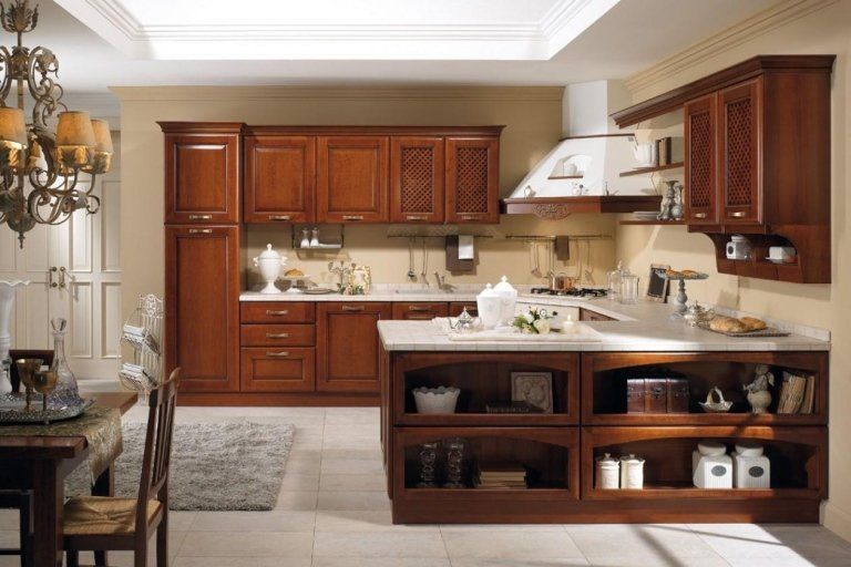 cucina con mobili di legno e ripiano in marmo