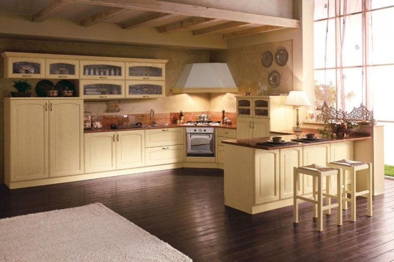 cucina con mobili gialli