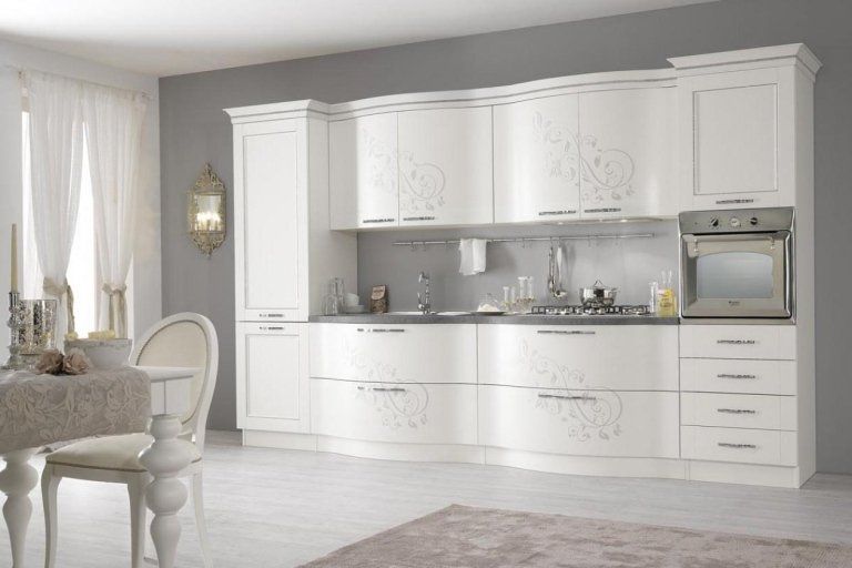 cucina con mobili di legno dipinti di bianco