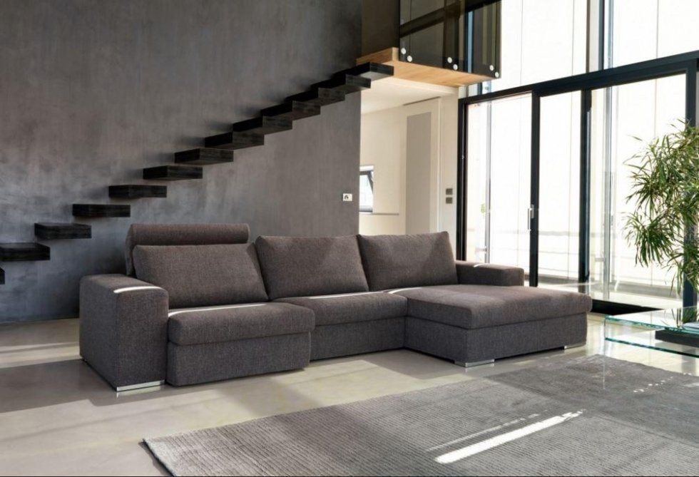 salotto con ampio divano chaise longue