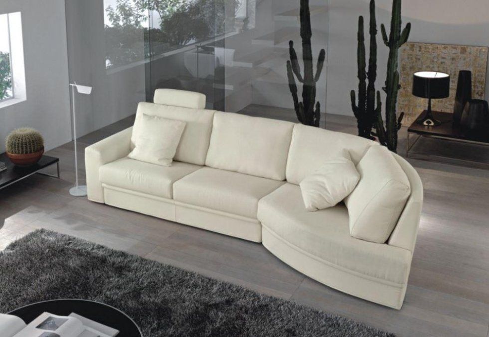 divano lungo in tessuto chiaro