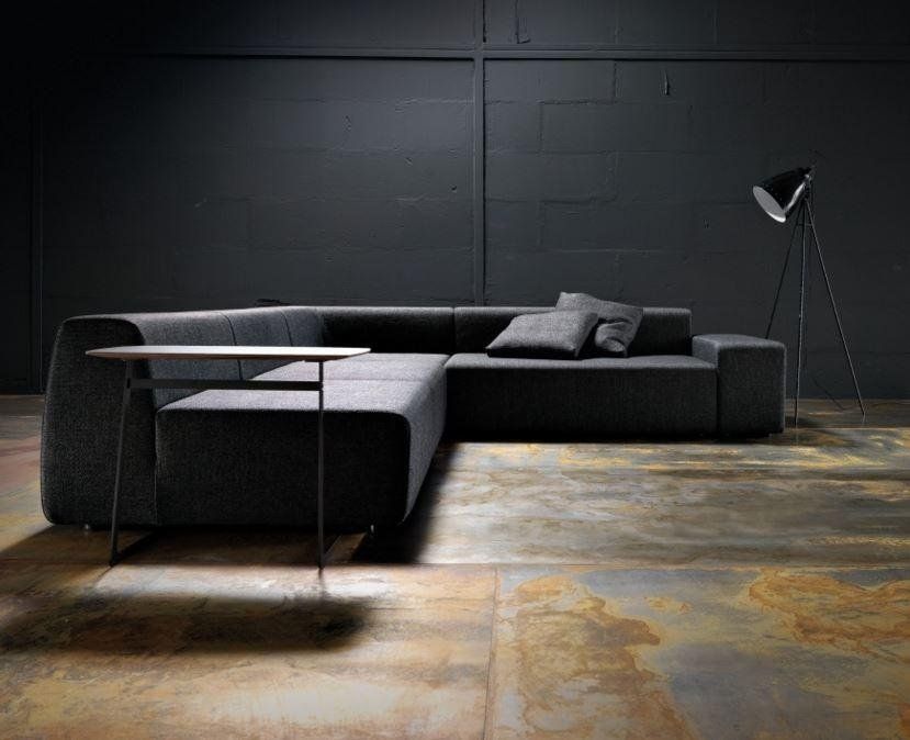 ampio divano chaise longue in tessuto scuro