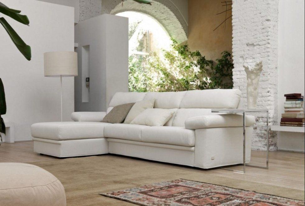 divano chaise longue in tessuto chiaro