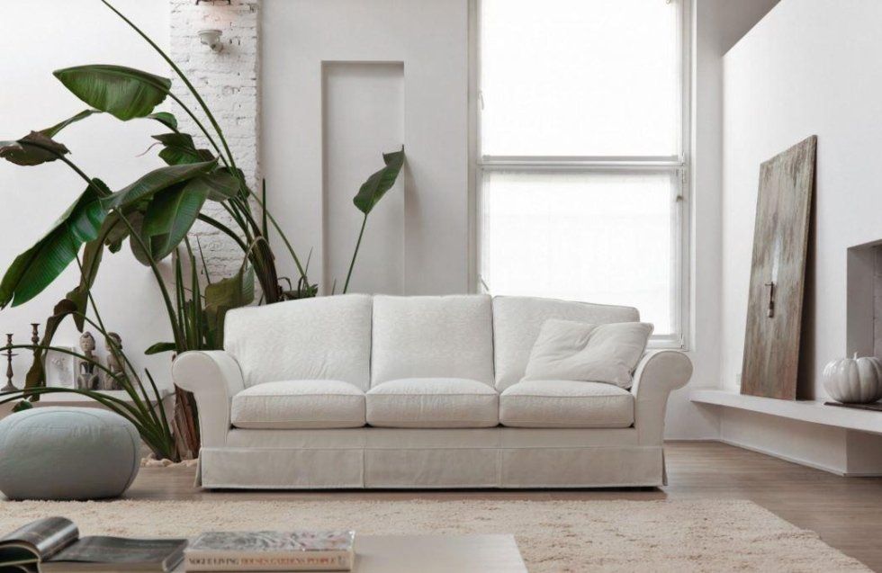 divano a tre posti in tessuto chiaro