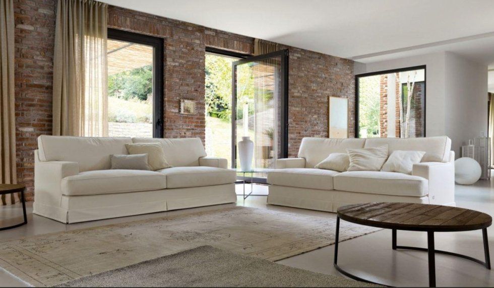salotto con divani in tessuto chiaro