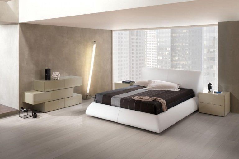 letto matrimoniale con struttura in tessuto chiaro