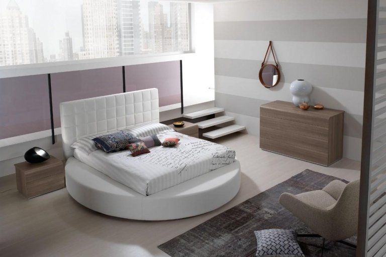 camera con letto matrimoniale su struttura circolare