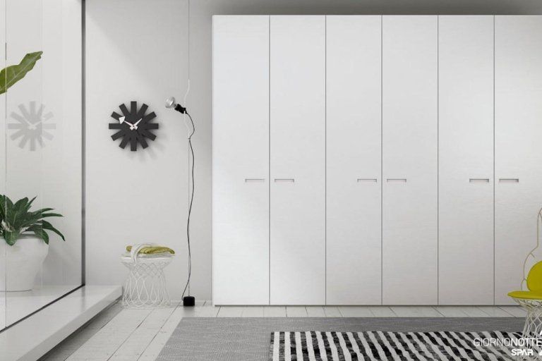 camera da letto con armadio in legno chiaro