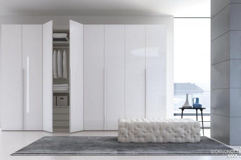 ampio armadio in legno con ante lucide