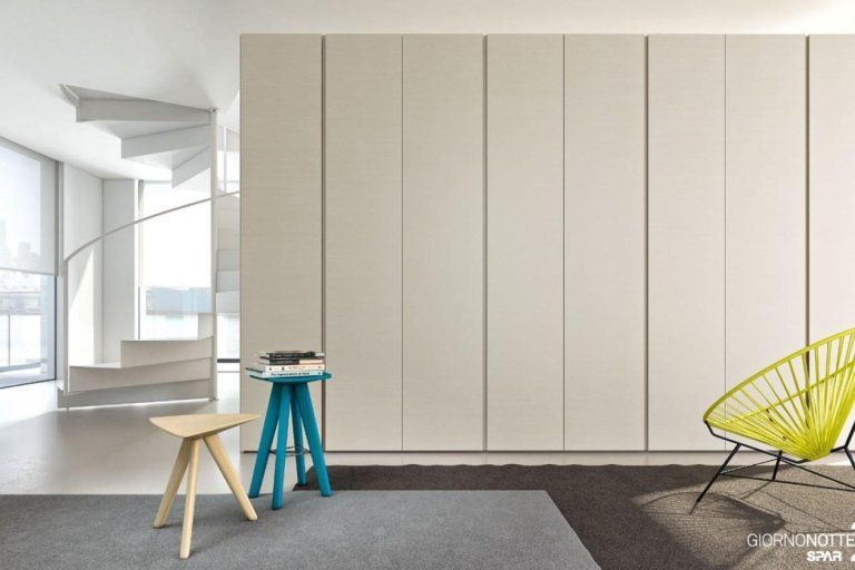 armadio di legno chiaro