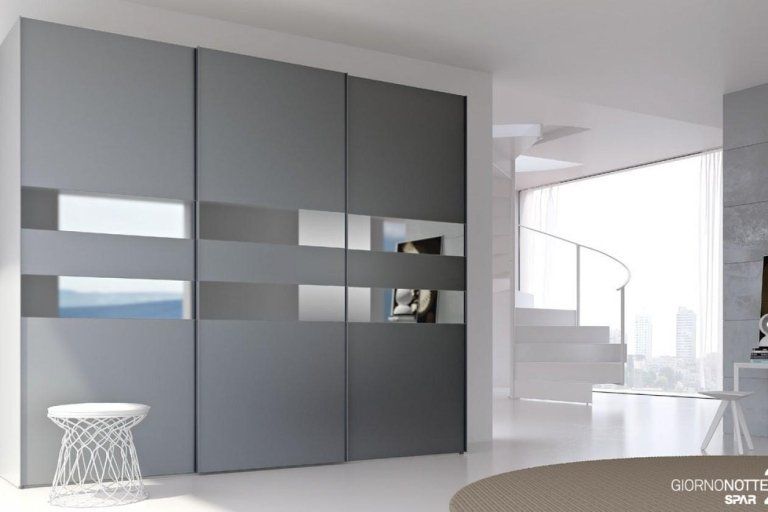 armadio con ante in legno color grigio