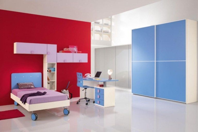 cameretta con una parete rossa