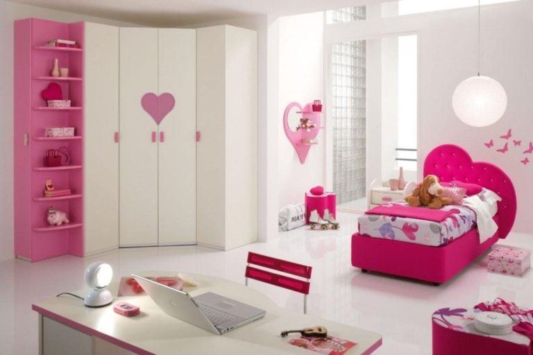 cameretta per bambina con decorazioni a forma di cuore