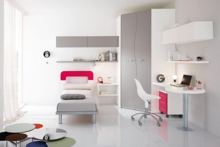 camera con letto singolo e scrivania