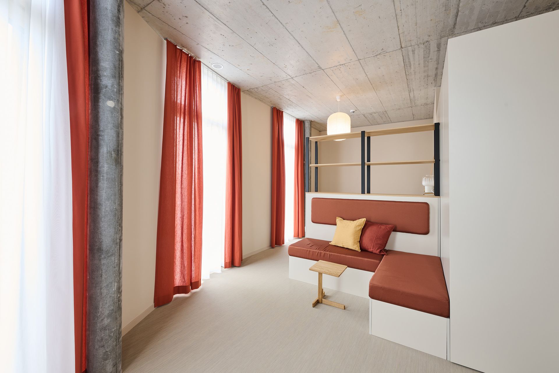 Ein Wohnzimmer mit roten Vorhängen und einer Couch