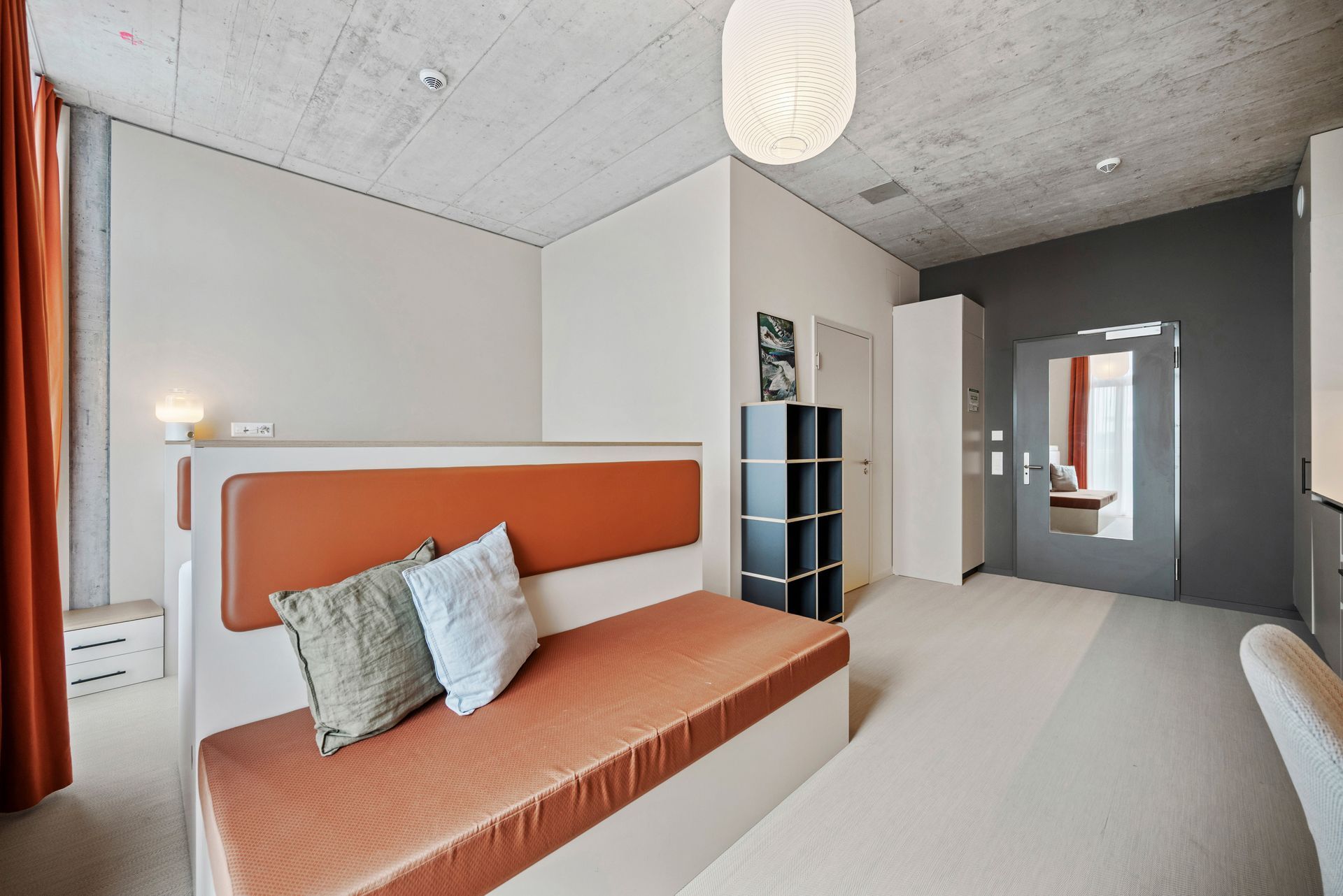 Ein Zimmer mit einer Couch und einem Spiegel darin