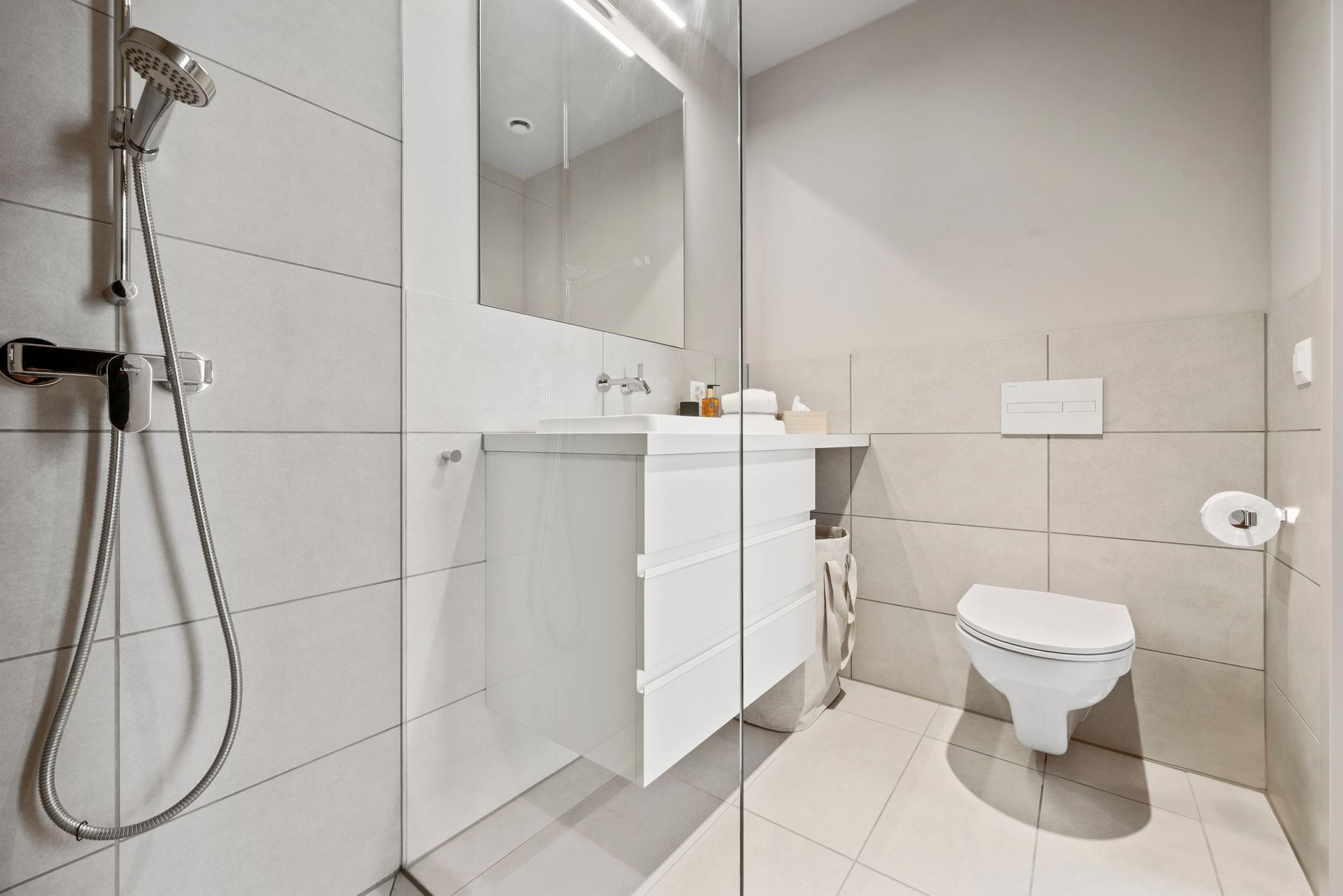 Ein Badezimmer mit Toilette, Waschbecken und Dusche.