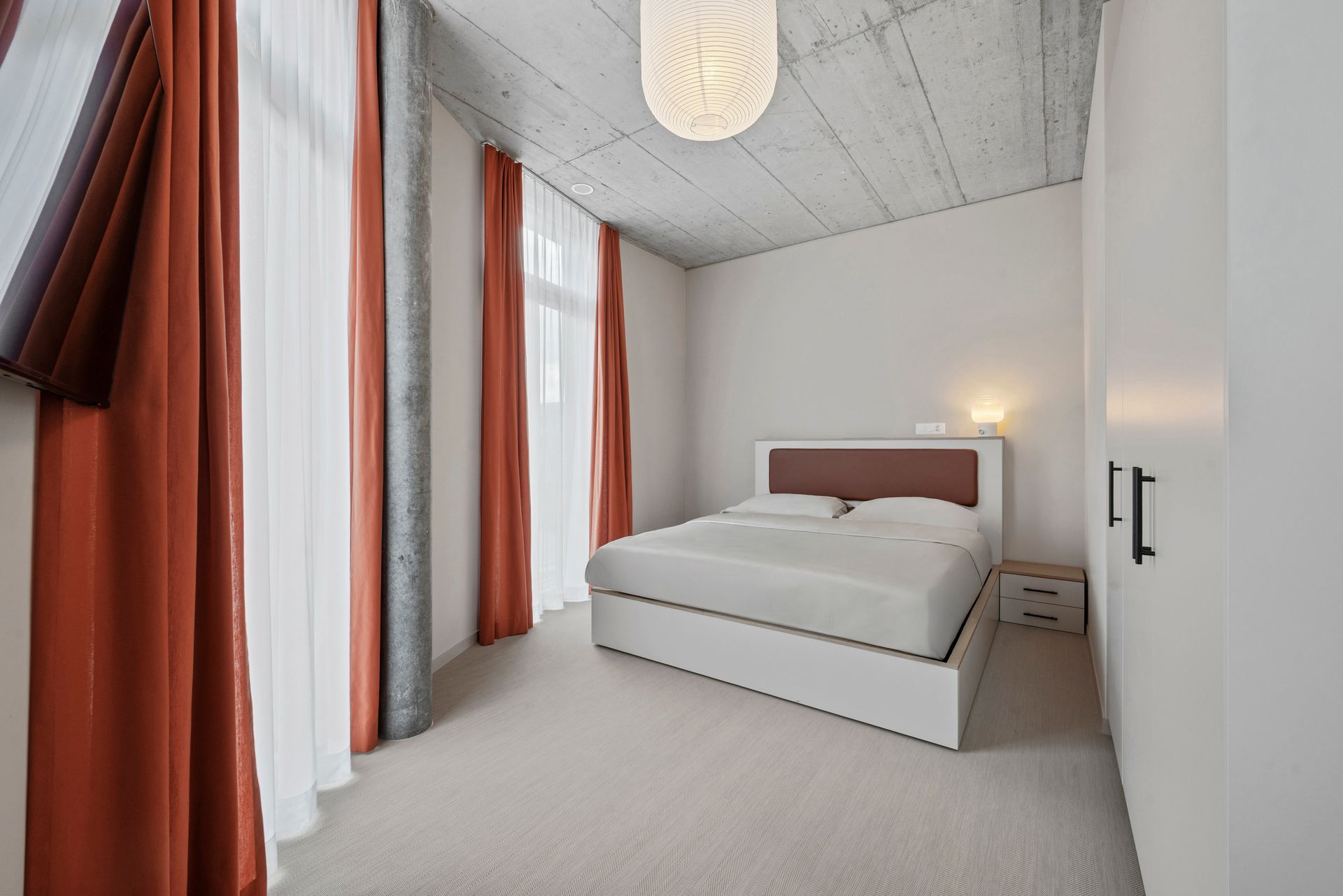 In der Mitte des Zimmers steht ein großes Bett.