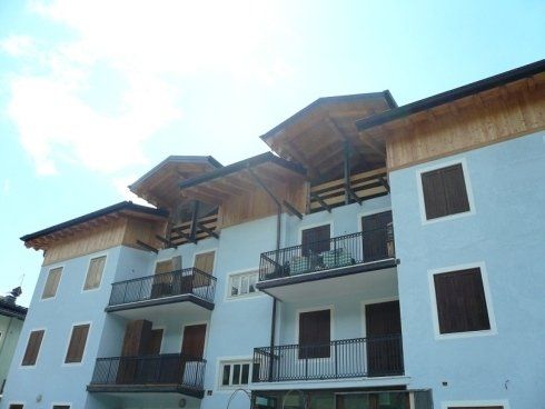 condominio di case con tetto in legno