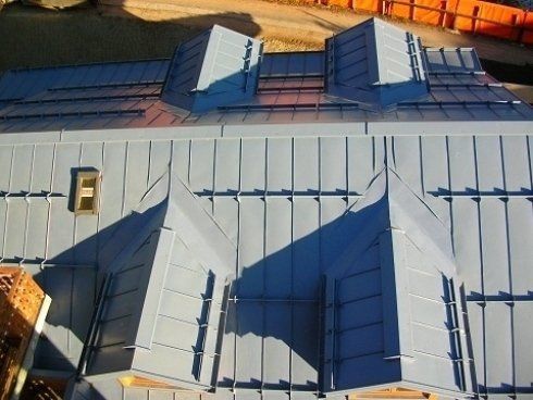 vista dall'alto di un tetto in ferro di un condominio