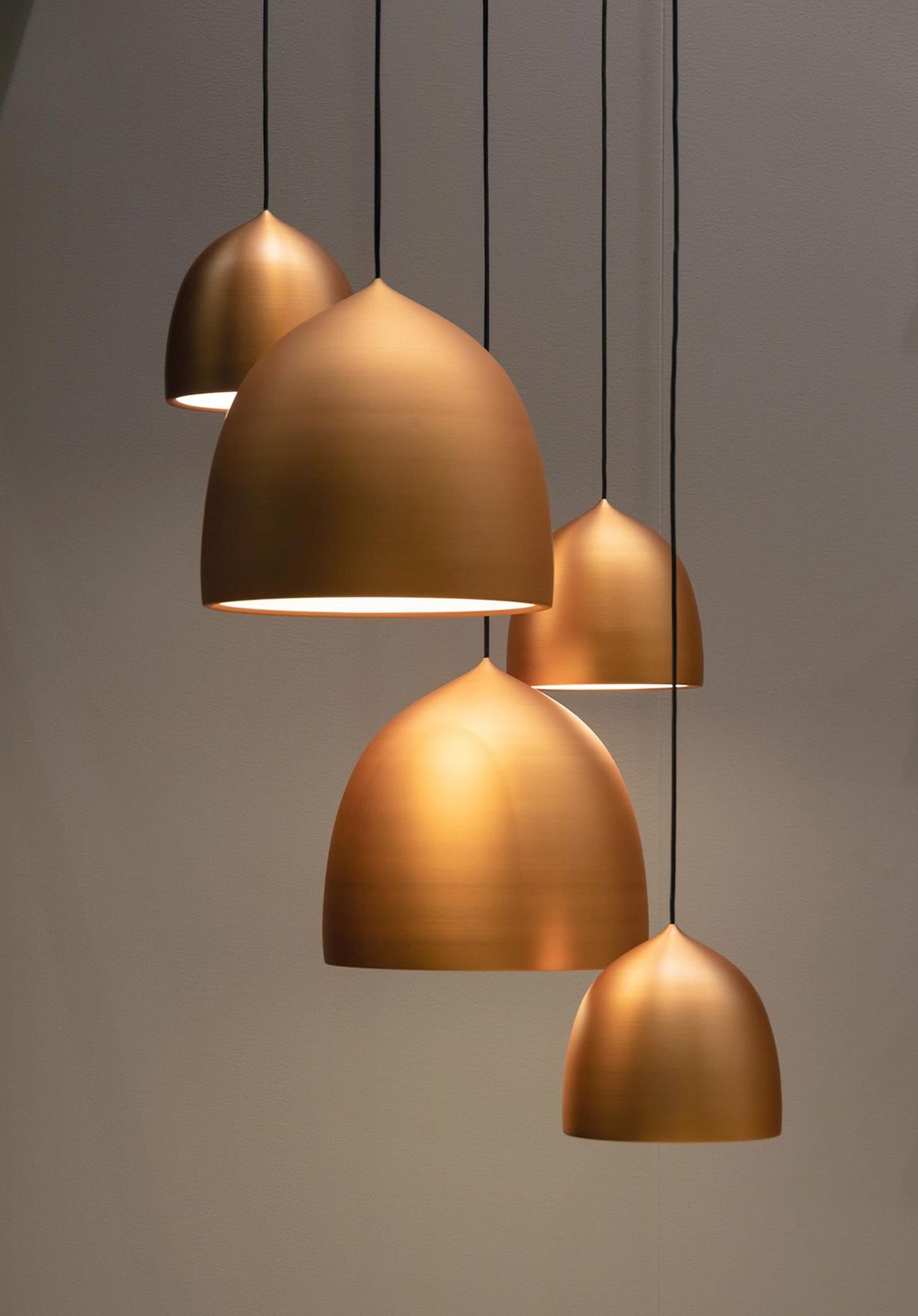 Cucina moderna e minimalista con mobili bianchi e verdi, un lungo tavolo e scaffali aperti.