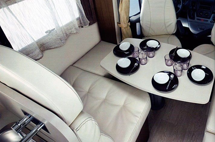 salottino di un camper con rivestimenti chiari