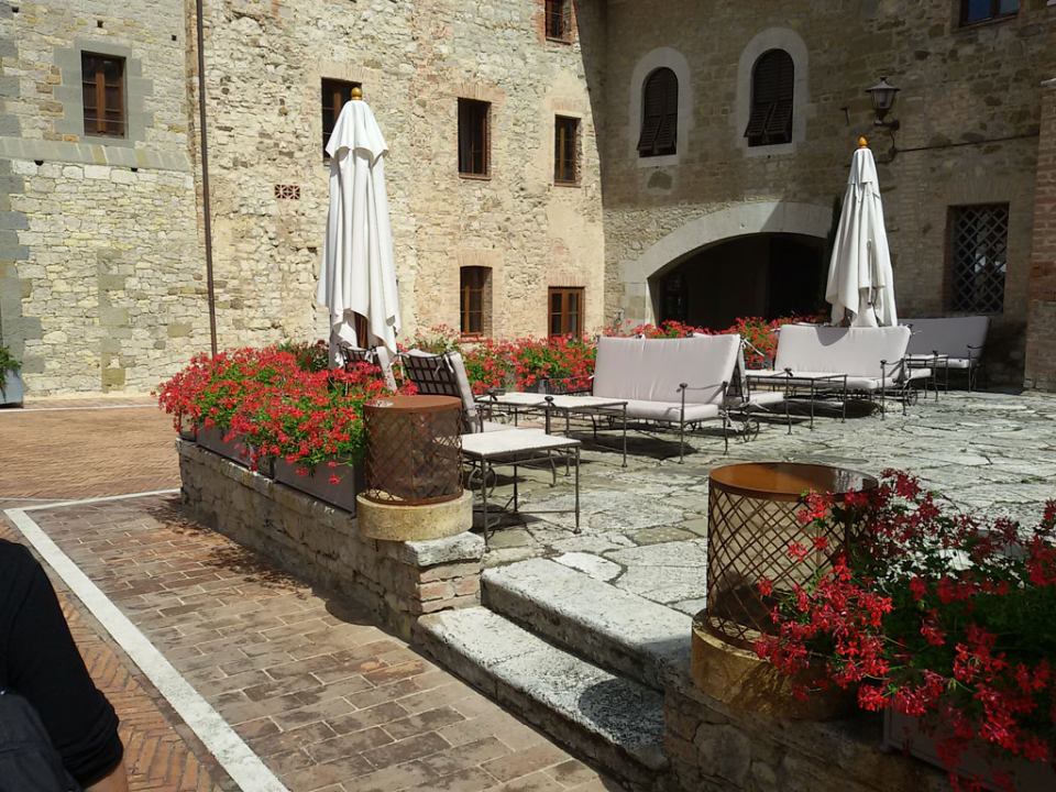 sedute da esterno in giardino con ombrelloni