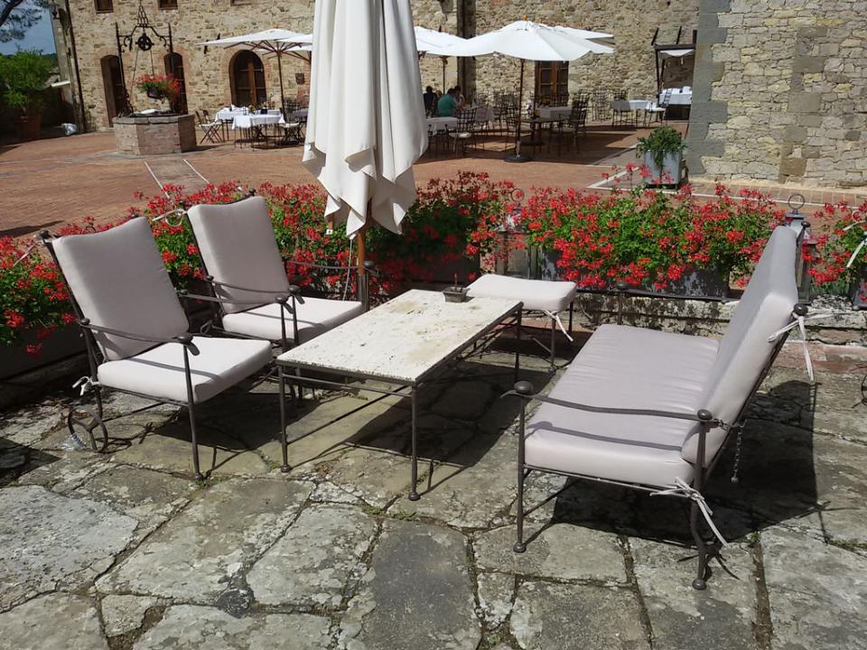 poltrone e divanetto da esterni con rivestimento bianco